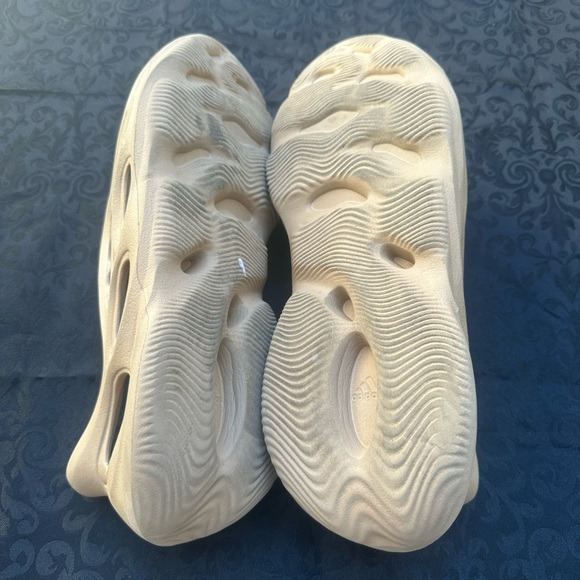 Yeezy Foam Runner size 13
Made in USA - Picture 7 of 8
